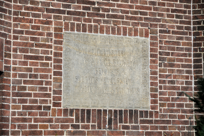 913534 Afbeelding van de gedenksteen in de zijgevel van het huis Merwedekade 187 te Utrecht, met de tekst: Van hout en ...